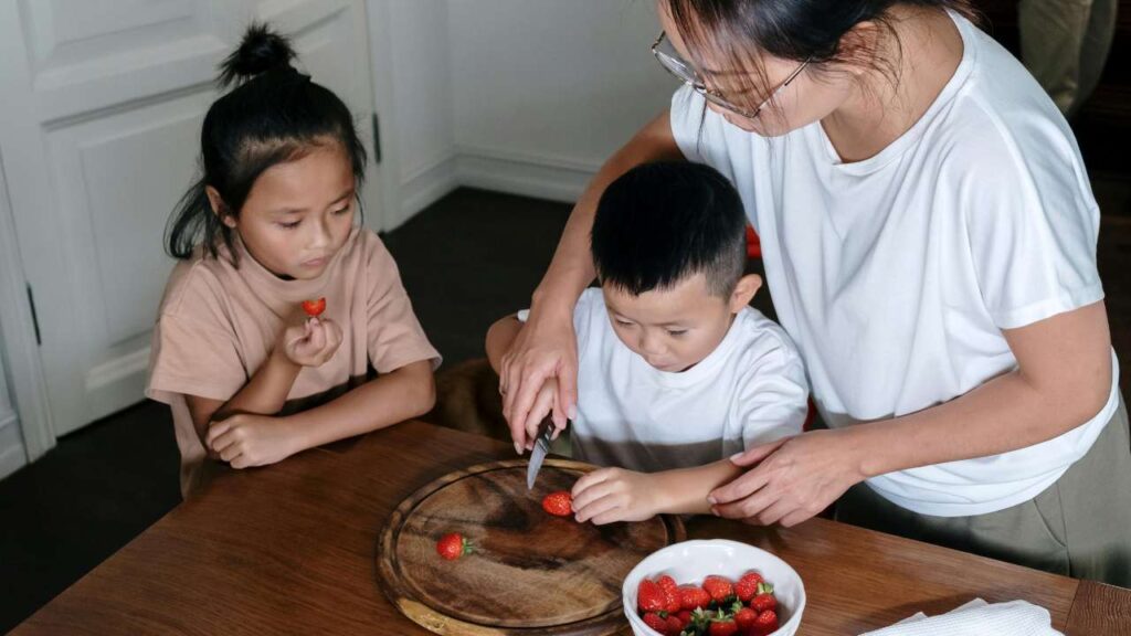 what are the knife safety rules in the kitchen